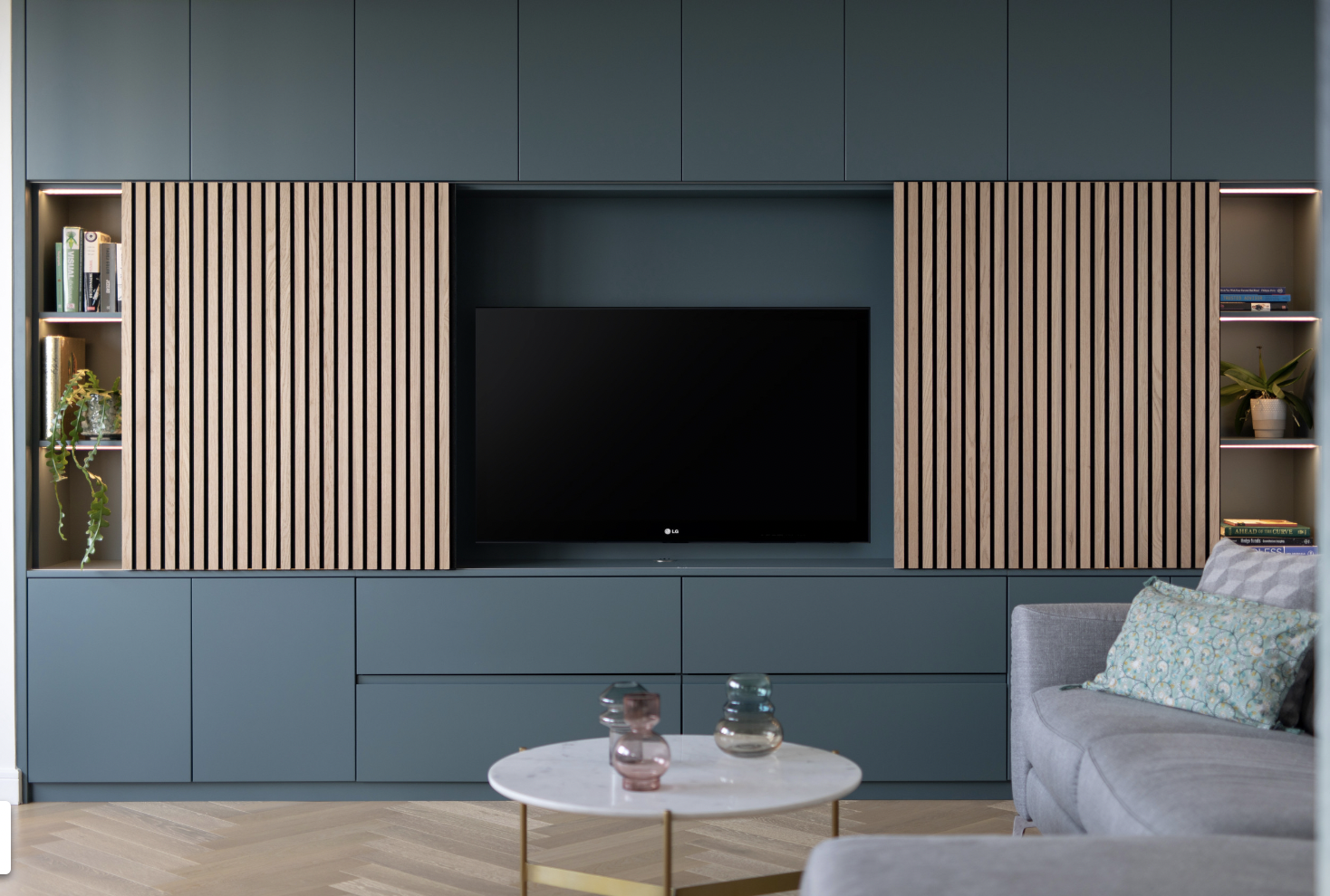 TV-Fachschrank/TV-Schrank Winterberg - 400x40x240H cm - Cinewall - TV-Fach - mit Schiebetüren - 12 Push-to-open-Türen - 4 grifflose Soft-Close-Schubladen - schlankes Design - zerlegbar - 5cm Fachbodenstärke