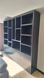 Mülltonnenschrank Bellac 02 - 280x40x250H cm - push-to-open Türen - offene Fächer - glatte Oberfläche