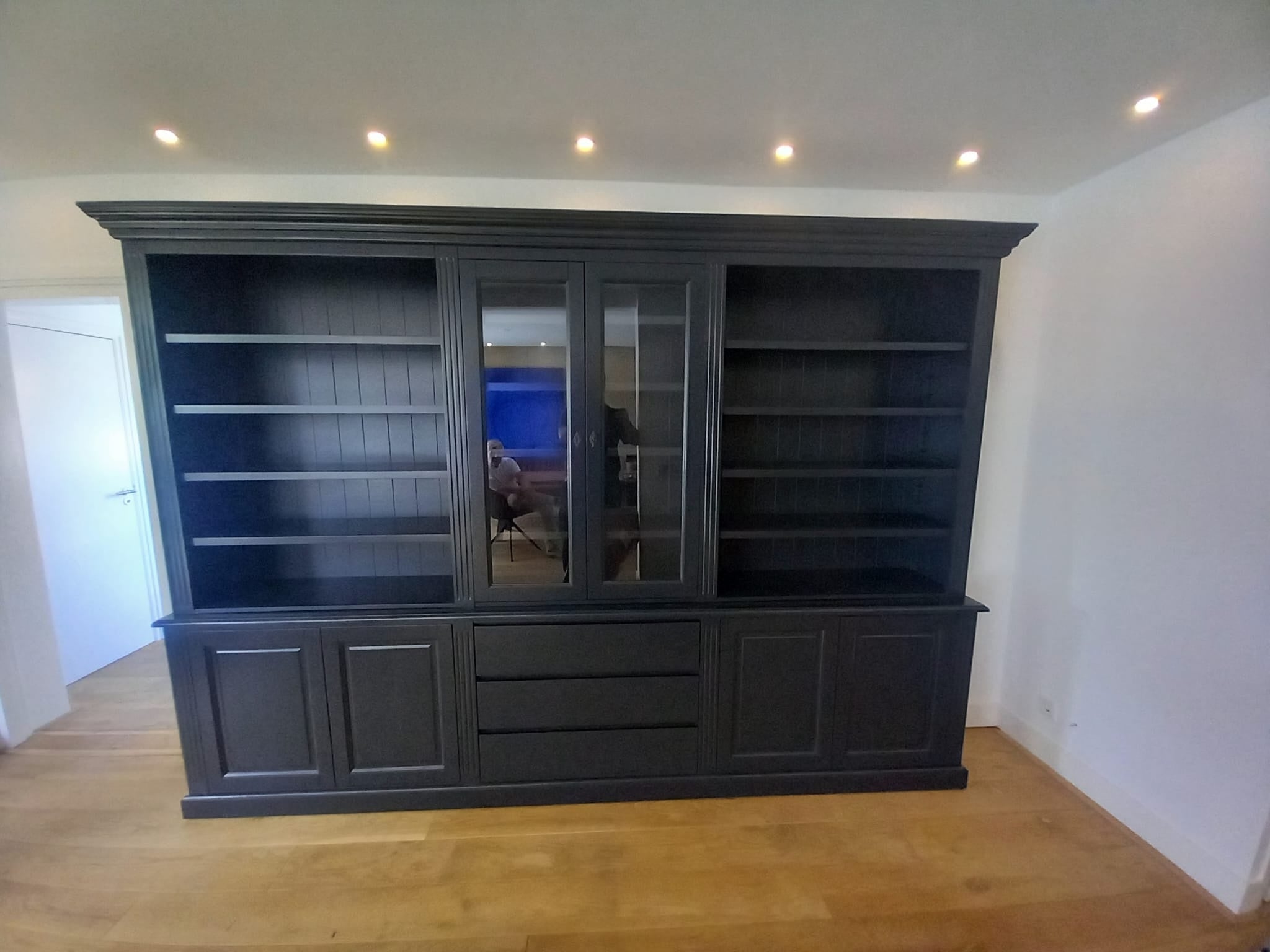 Bücherregal Amalfi - 320x40x220H cm - verstellbare Einlegeböden - Schranktüren - 4 push-to-open Türen - 3 grifflose Schubladen