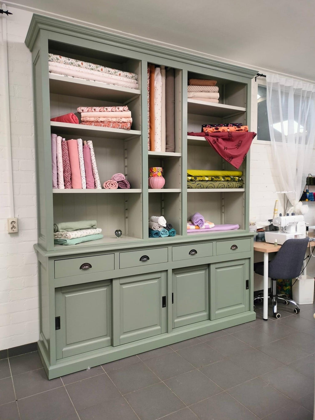Buffetschrank Brügge - 225x50x240H - Bücherregal / Anrichte - mit Vitrinentüren - mit verstellbaren Einlegeböden - rustikale Ausführung - 4 Soft-Close-Schubladen