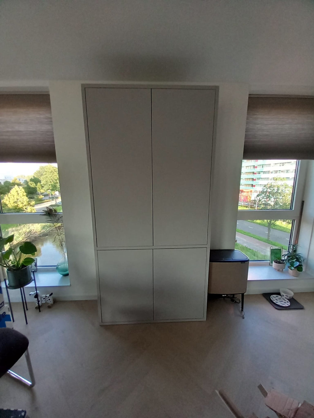 Schrank Bolivia - 100x40x240H cm - schlankes Design - 4 geschlossene Türen - push to open Türen