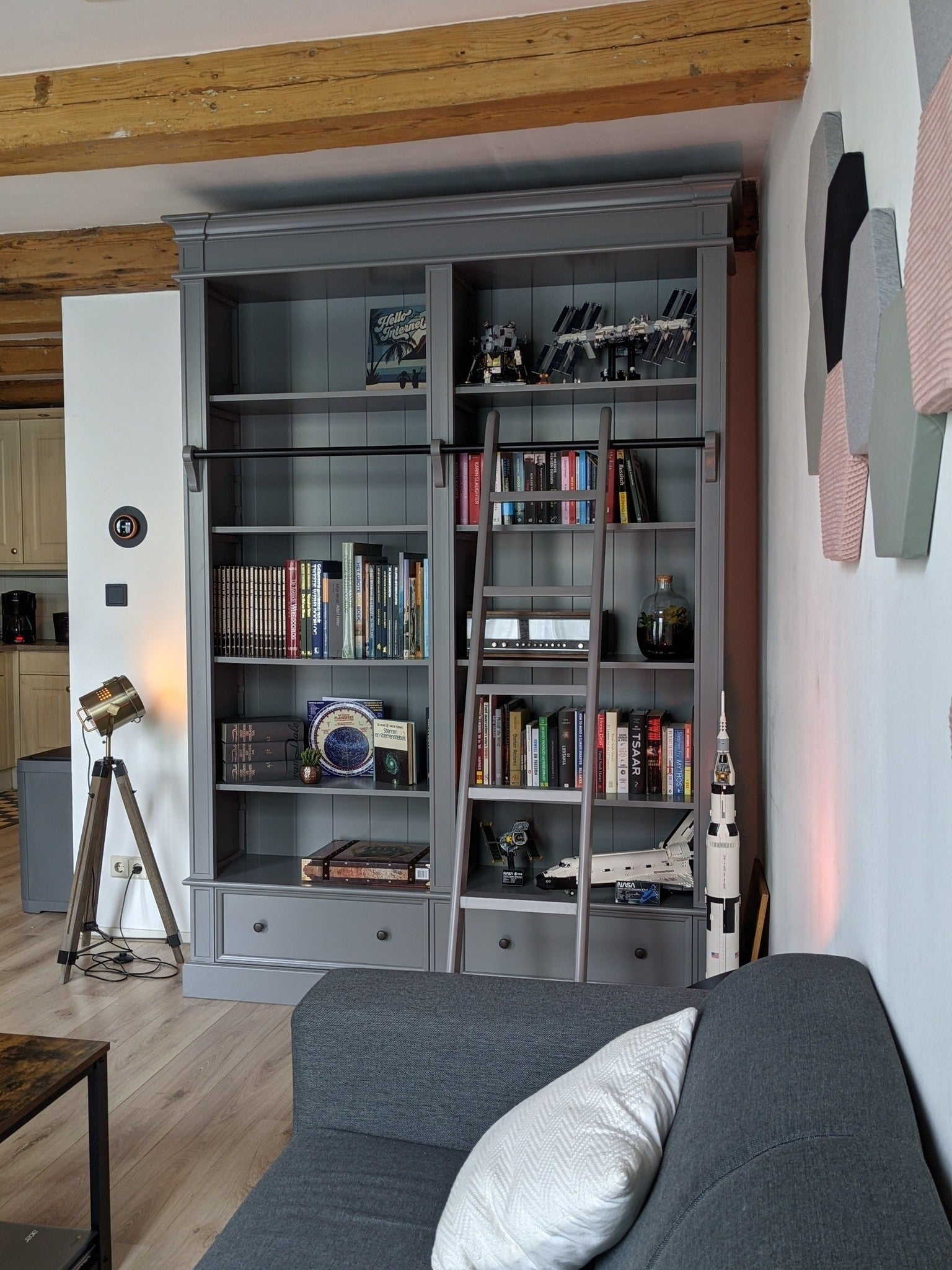 Brighton Bibliothek - Bücherregal - 171x43x240H cm - zerlegbar - mit Stange und Leiter - 8 verstellbare Einlegeböden - 2 Soft-Close-Schubladen