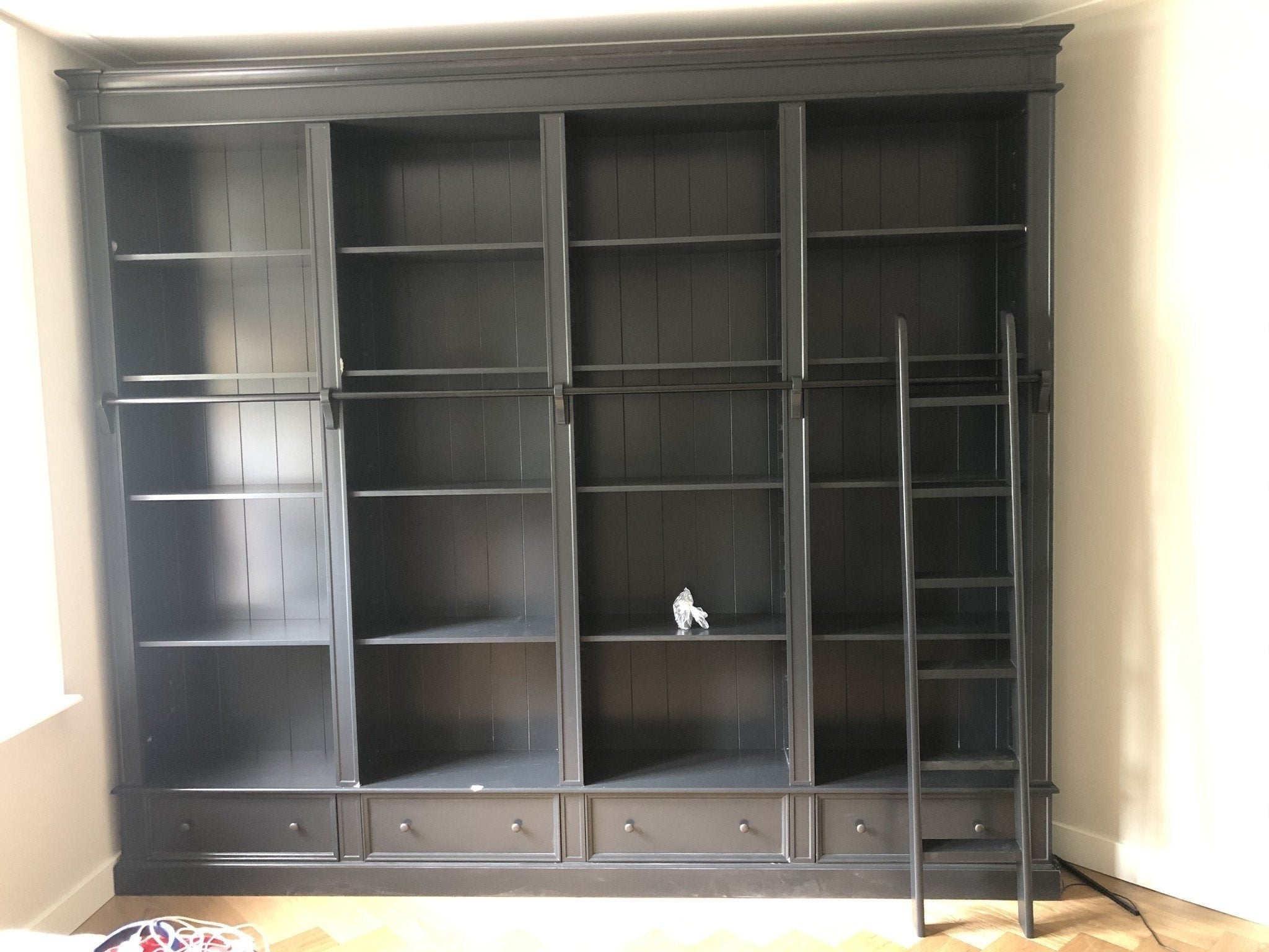 Brighton Bibliothek - Bücherregal - 330x40x240H cm - zerlegbar - mit Stange und Leiter - 330x40x240H cm - 16 verstellbare Einlegeböden - 4 Schubladen mit Soft Close