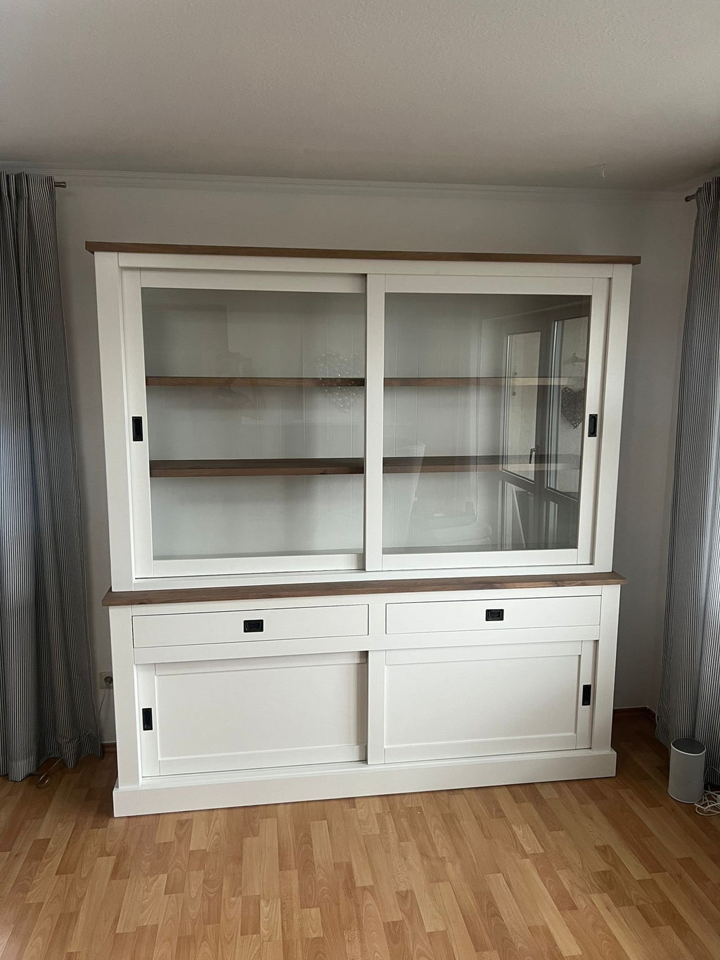 Buffetschrank Brooklyn 03 - 180x50x220H cm - schlichtes Design - Eichenplatte und Zwischenboden - 2 Glasschiebetüren - 2 Soft-Close-Schubladen - 2 geschlossene Flügeltüren