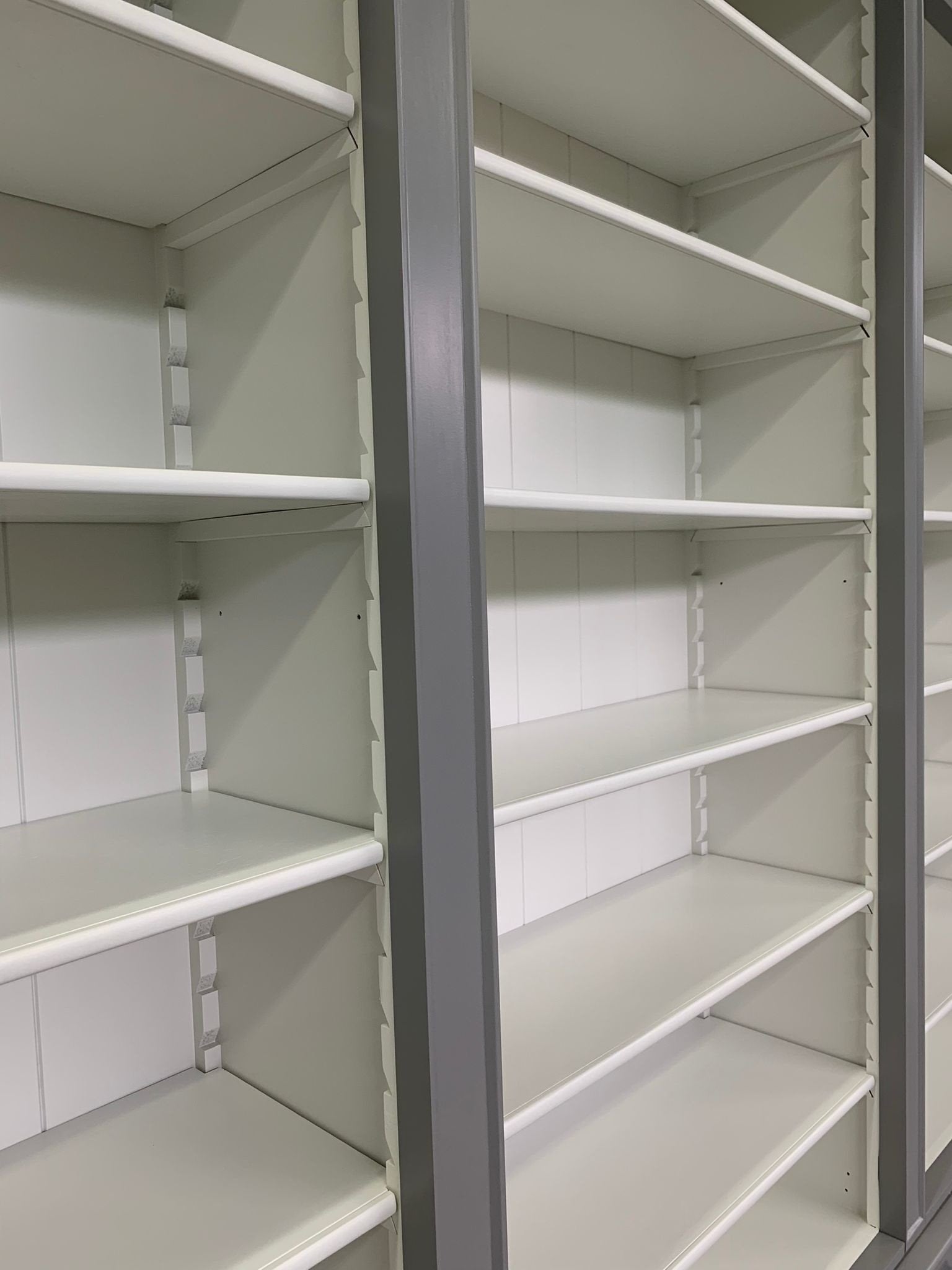 Classy Library Bücherregal - 300x43x240H cm - 18 verstellbare Bücherregale - 6 Schubladen