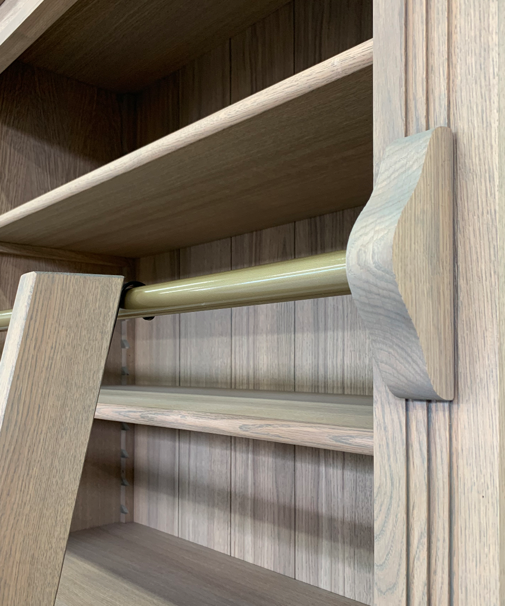 Bücherregal Melena del Sur - 200x43x240H cm - Eiche - mit Stange und Leiter - 10 Fachböden - 2 ausziehbare Fachböden - 4 geschlossene Flügeltüren - verstellbare Fachböden