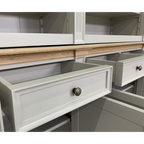 Bücherregal Modern Library - 400x43x240H cm - mit Eichenplatte und Mittelrahmen - 8 Flügeltüren - 8 Schubladen - verstellbare Einlegeböden