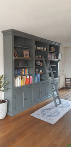 Privatbibliothek - Bücherregal - 300x43x240H cm - mit Stange und Leiter - verstellbare Einlegeböden - 15 Einlegeböden - 6 Schubladen - 6 geschlossene Flügeltüren
