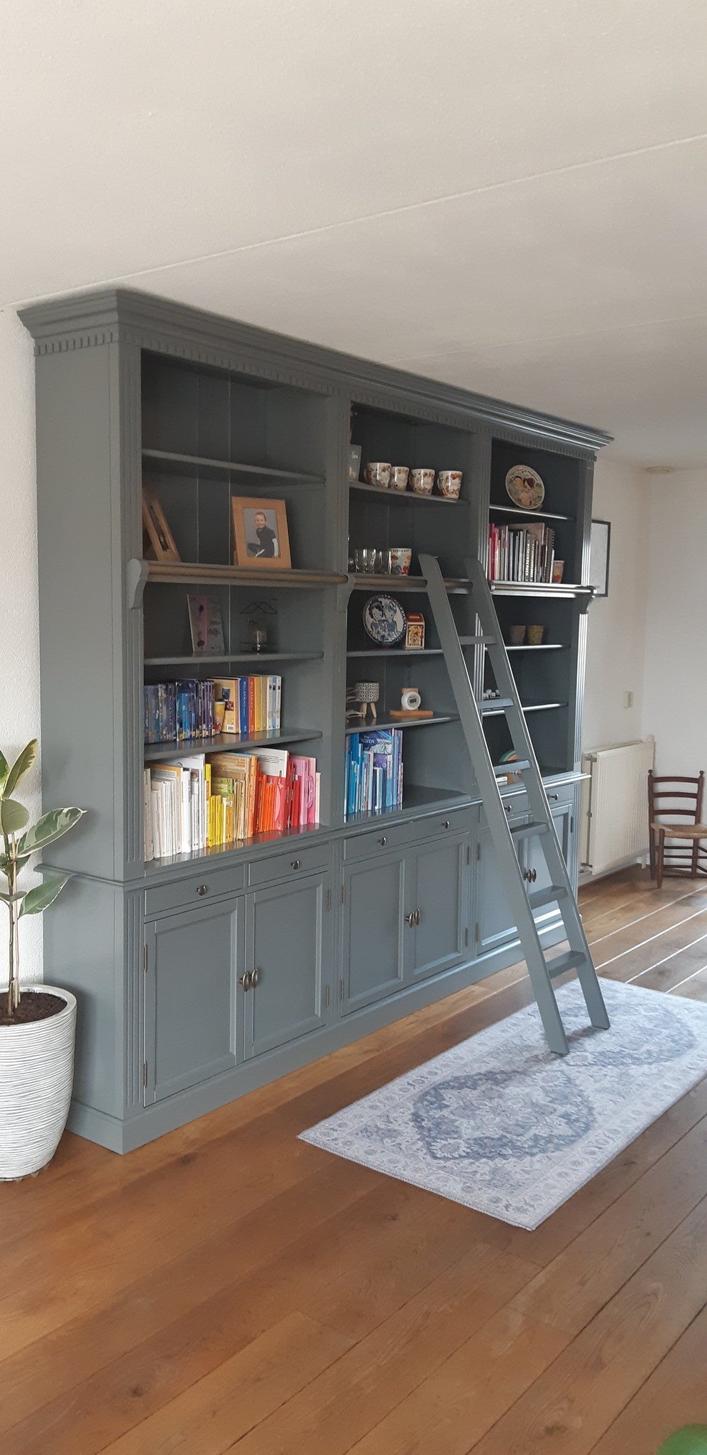 Privatbibliothek - Bücherregal - 300x43x240H cm - mit Stange und Leiter - verstellbare Einlegeböden - 15 Einlegeböden - 6 Schubladen - 6 geschlossene Flügeltüren