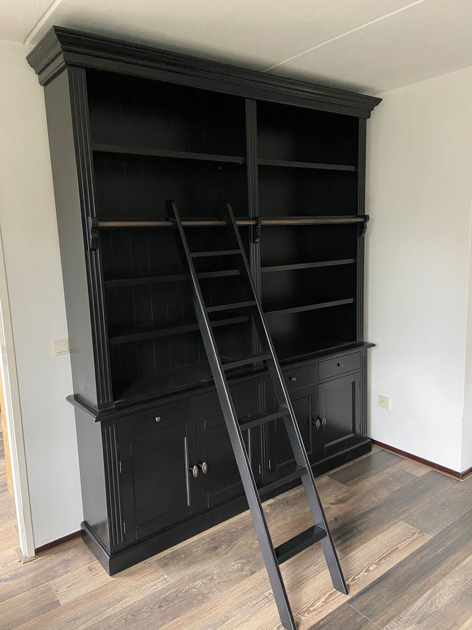 Privatbibliothek - Bücherregal - 200x43x240H cm - mit Stange und Leiter - verstellbare Einlegeböden - 10 Einlegeböden - 4 Schubladen - 4 geschlossene Flügeltüren