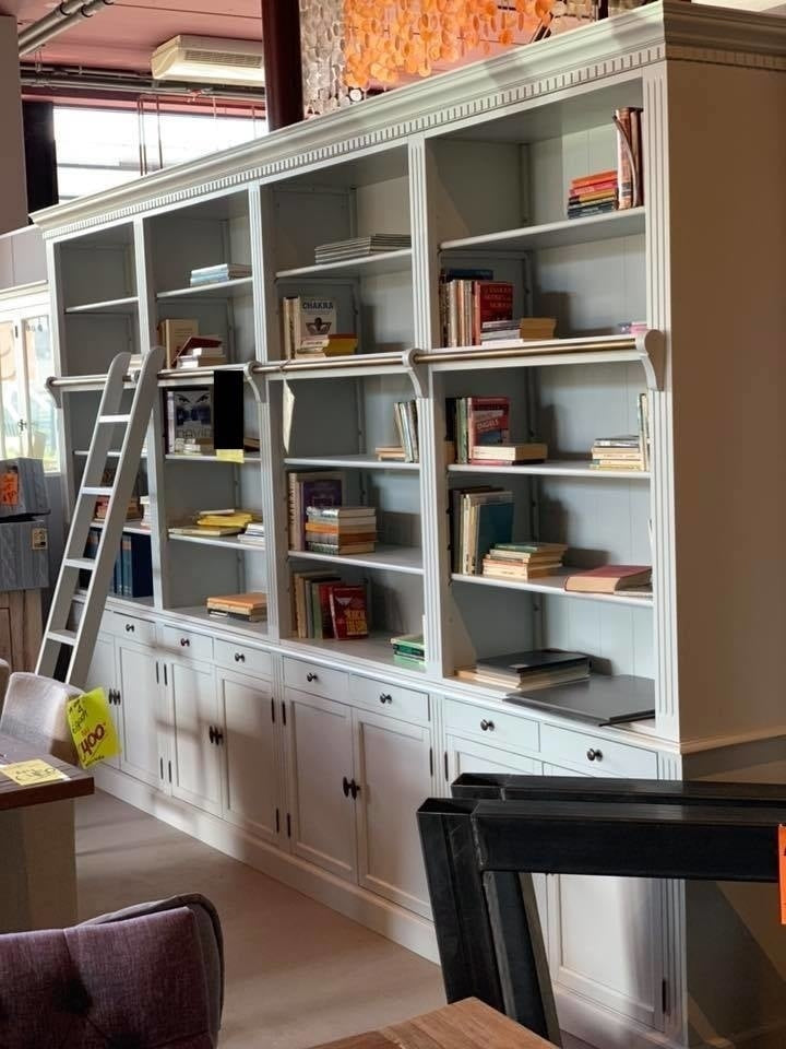 Privatbibliothek - Bücherregal - 400x43x240H cm - zerlegbar - mit Stange und Leiter - verstellbare Einlegeböden - 20 Einlegeböden - 8 Schubladen - 8 geschlossene Flügeltüren