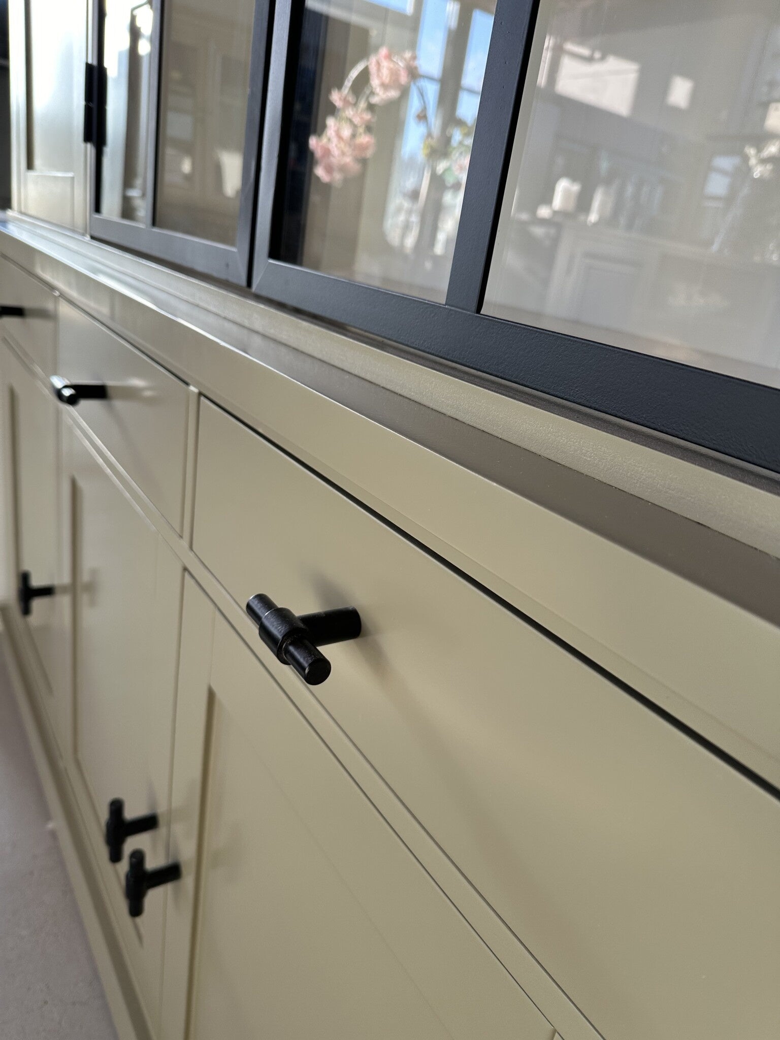 Buffetschrank Montana 05 - 220x46x220H cm - geschlossene Türen - 2 Stahltüren - schlichtes Design - schwarze Griffe - 4 Soft-Close-Schubladen