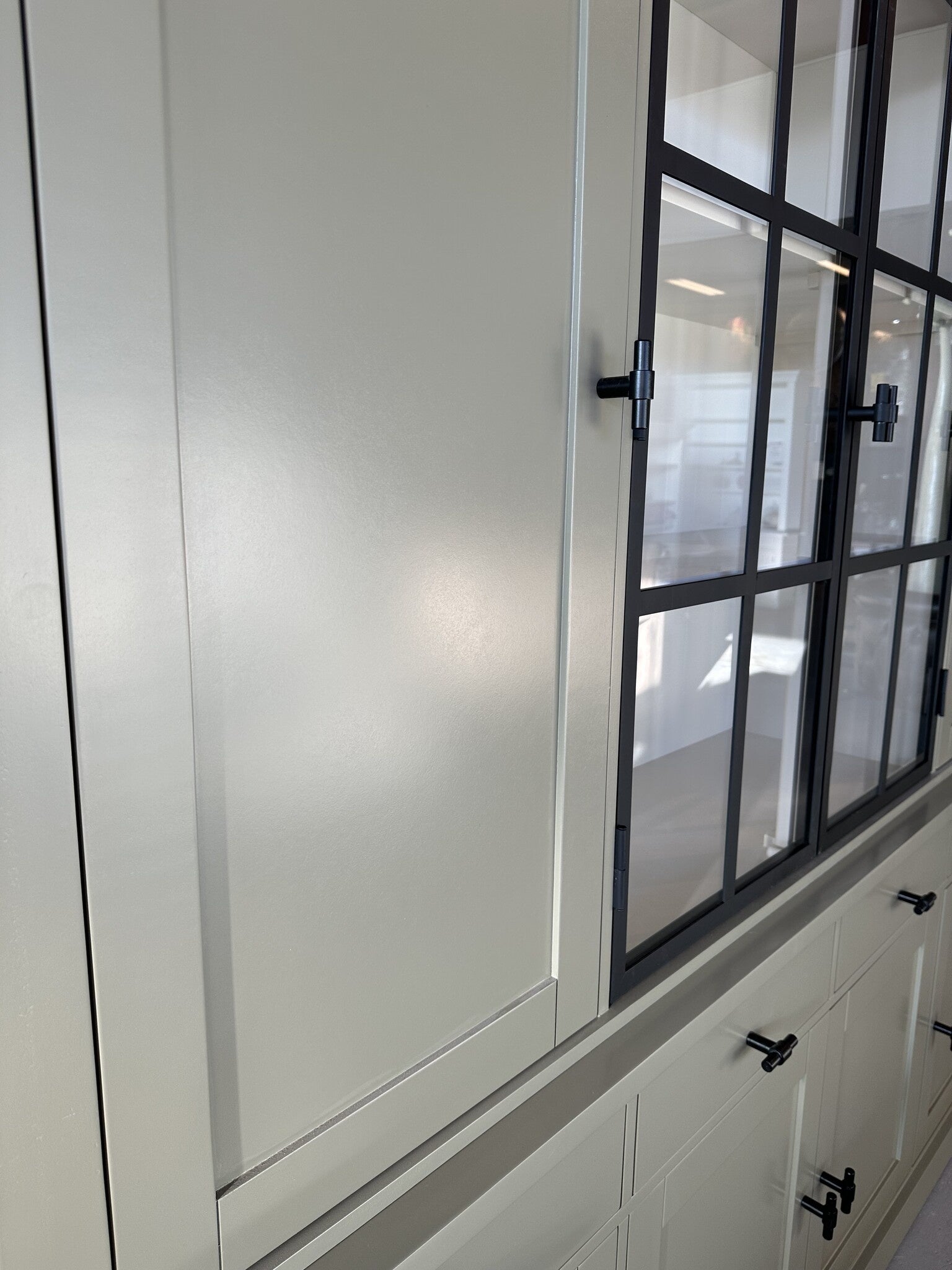 Buffetschrank Montana 05 - 220x46x220H cm - geschlossene Türen - 2 Stahltüren - schlichtes Design - schwarze Griffe - 4 Soft-Close-Schubladen