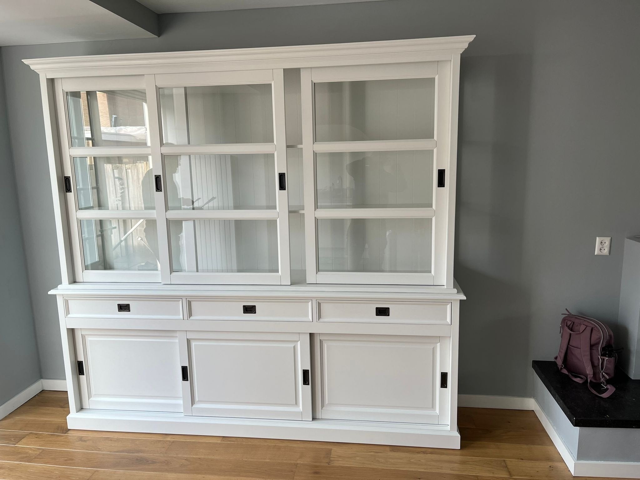 Buffetschrank Miami Beach - 220x53x218H cm - 3 Schiebetüren für Vitrinen - 3 Schubladen - 3 geschlossene Schiebetüren - Glasseiten