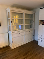 Buffetschrank Miami Beach - 188x53x218H cm - 2 Schiebetüren - 2 Soft-Close-Schubladen - 2 geschlossene Schiebetüren - Glasseiten