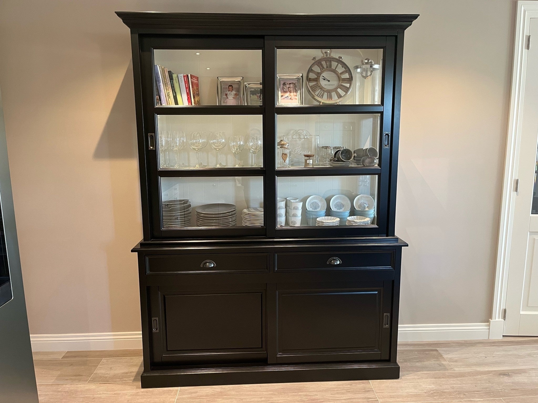 Buffetschrank Miami beach - 160x53x218H cm - 2 Schranktüren - 2 Schubladen - 2 geschlossene Schiebetüren - Glasseiten