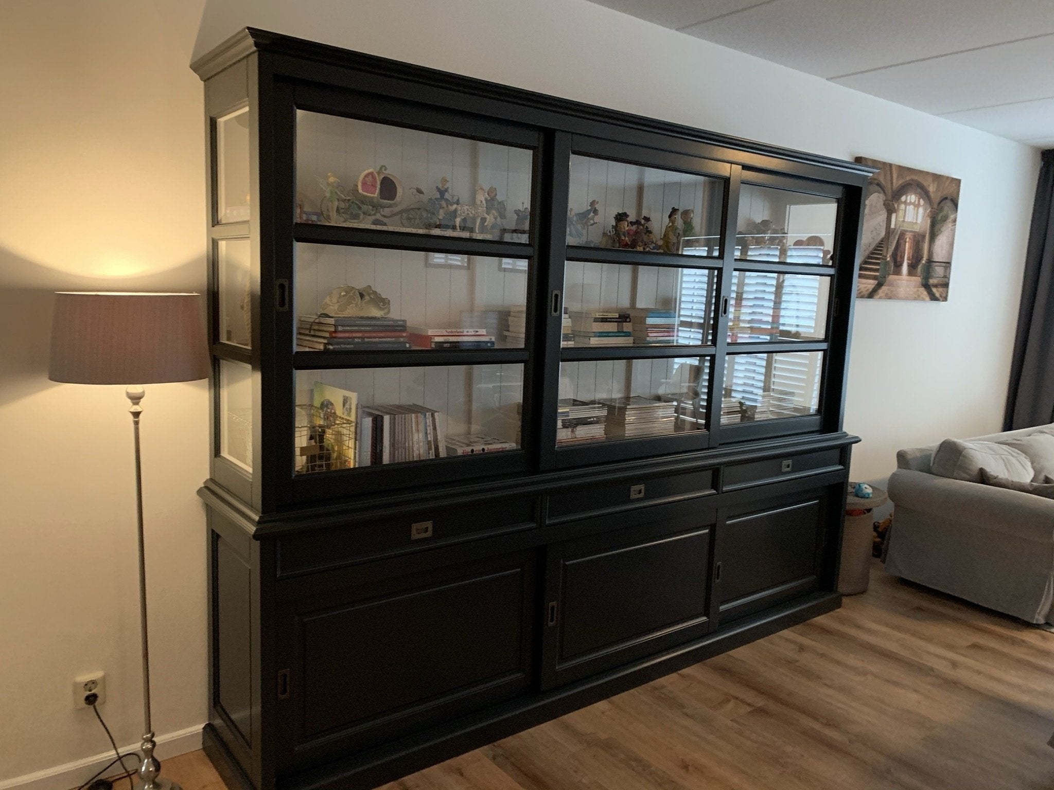 Buffetschrank Miami Beach - 240x53x218H cm - 3 Schiebetüren für Vitrinen - 3 Schubladen - 3 geschlossene Schiebetüren - Glasseiten