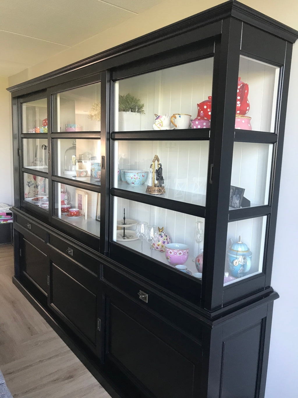 Buffetschrank Miami Beach - 240x53x218H cm - 3 Schiebetüren für Vitrinen - 3 Schubladen - 3 geschlossene Schiebetüren - Glasseiten