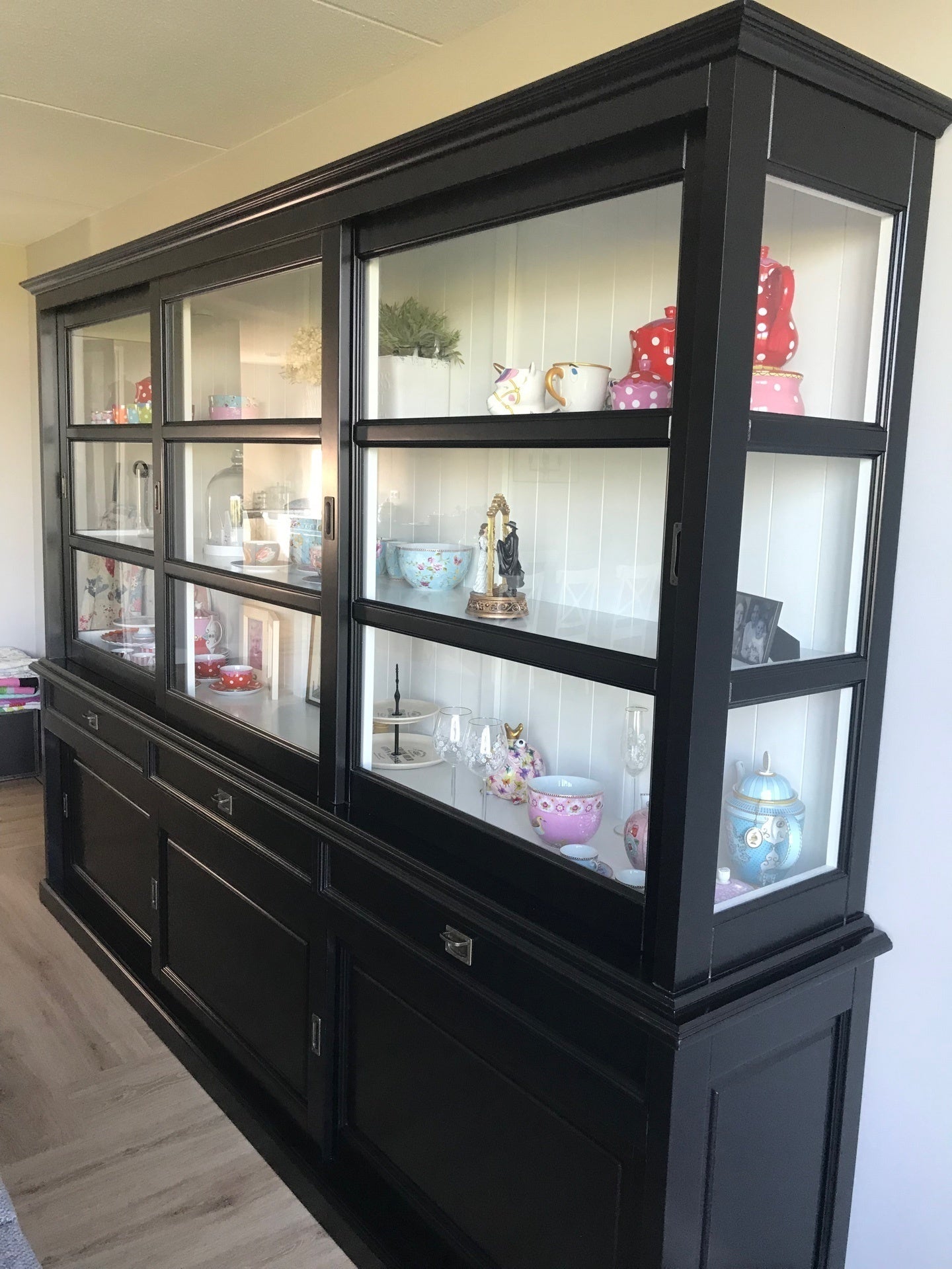 Buffetschrank Miami Beach - 240x53x218H cm - 3 Schiebetüren für Vitrinen - 3 Schubladen - 3 geschlossene Schiebetüren - Glasseiten