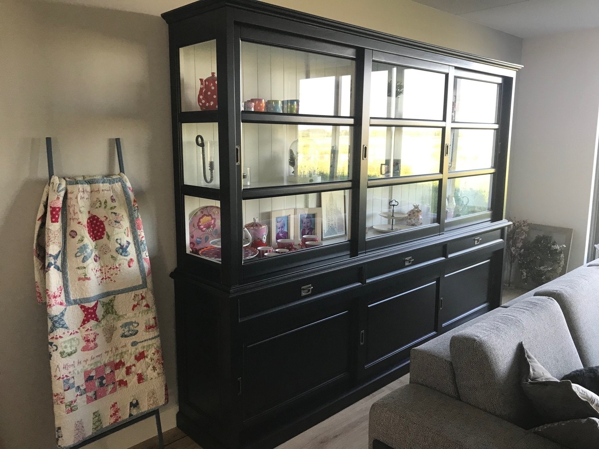 Buffetschrank Miami Beach - 240x53x218H cm - 3 Schiebetüren für Vitrinen - 3 Schubladen - 3 geschlossene Schiebetüren - Glasseiten