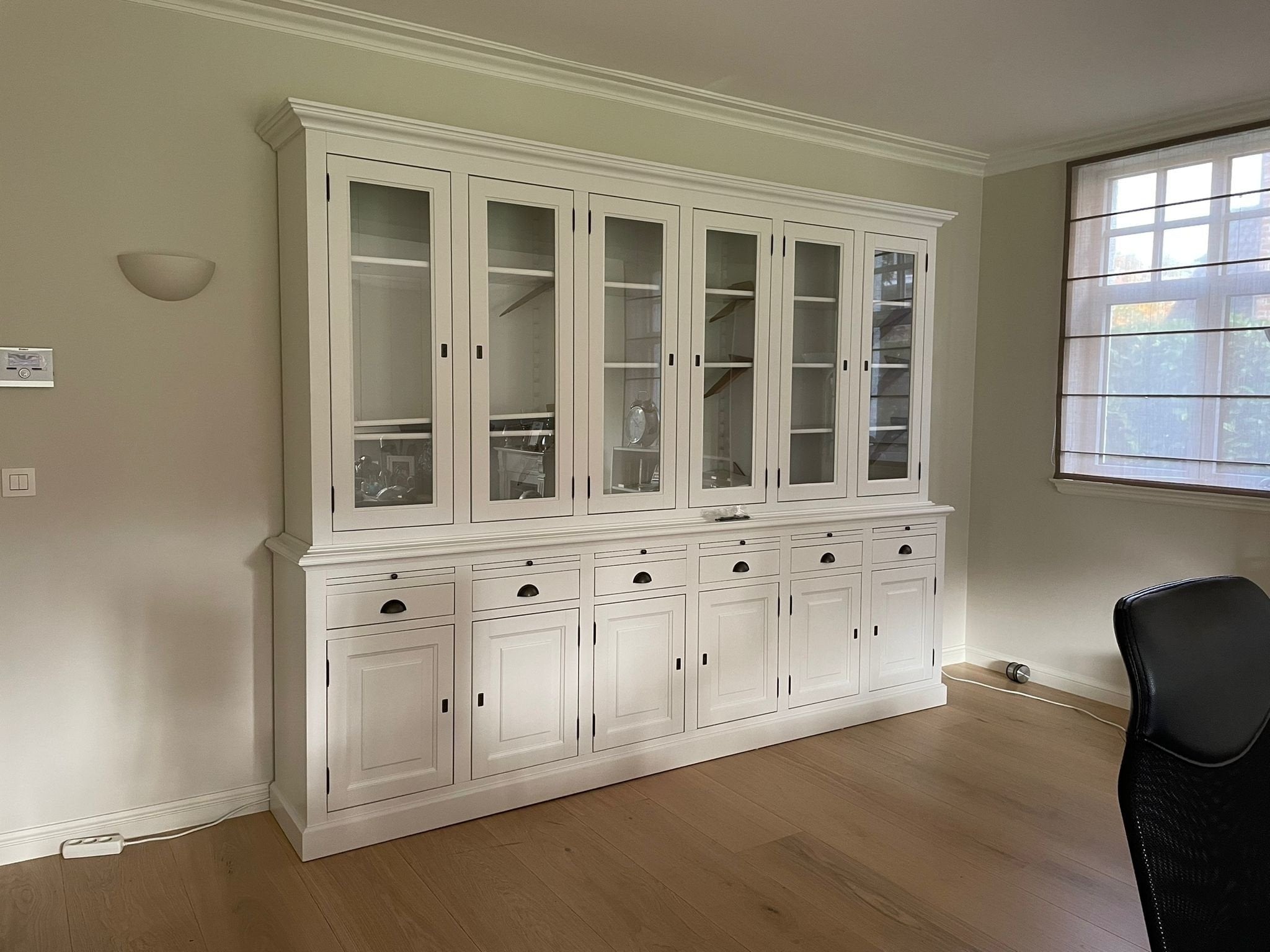 Buffetschrank Santiago - 300x45x230H cm - 6 Vitrinentüren mit Scharnieren - 6 ausziehbare Einlegeböden - 6 Schubladen mit Soft Close - 6 geschlossene Türen mit Scharnieren - verstellbare Einlegeböden