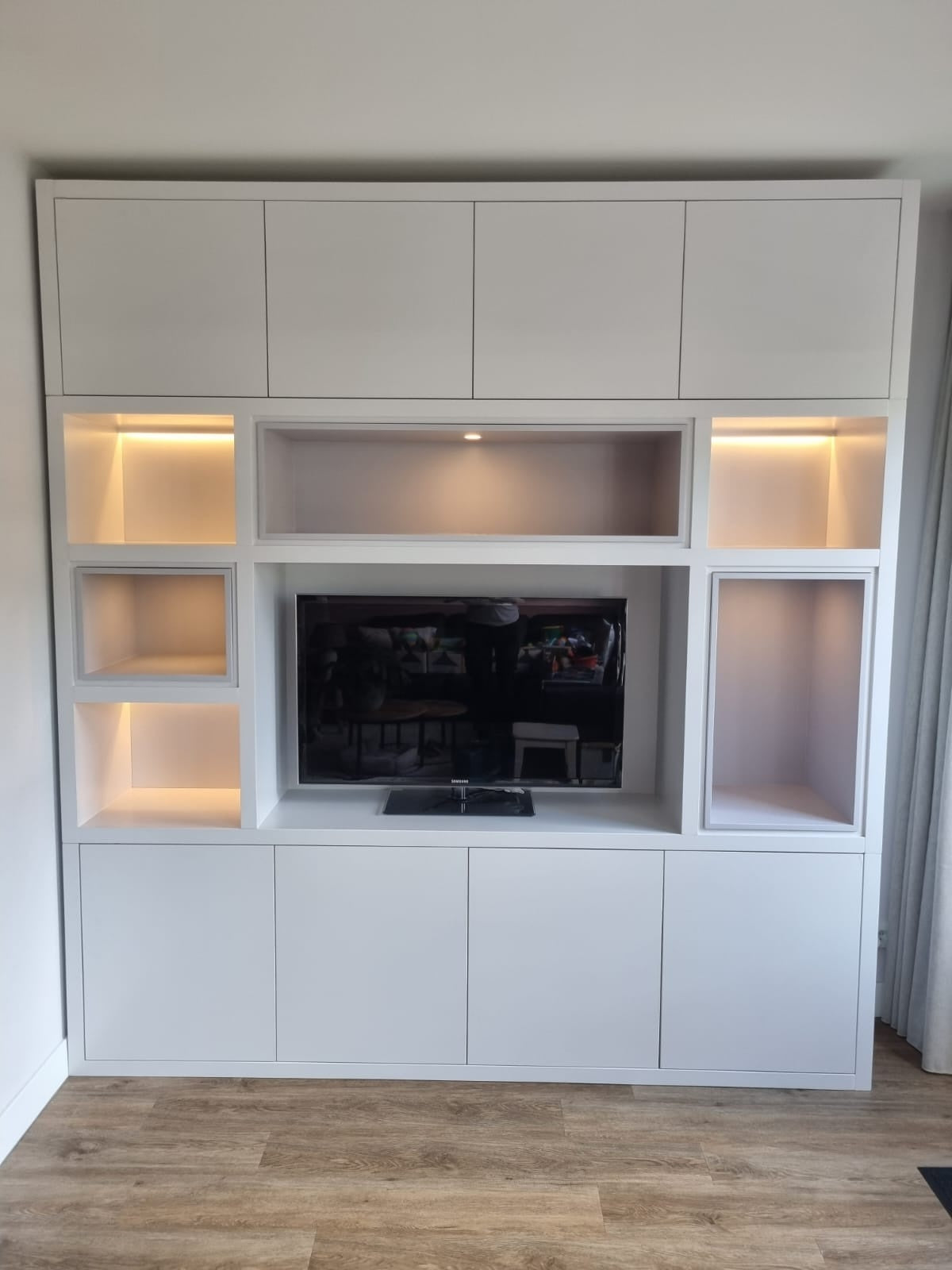 TV-Schrank Chard - 250x45x270H cm - Fach in Fach - Türen zum Öffnen mit Druckknopf - schlichte Ausführung
