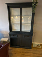Buffetschrank Chateau - 125x45x215H cm - 2 Schiebetüren - 3 Soft-Close-Schubladen - 2 geschlossene Schiebetüren - Glasseiten