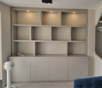 Fächerschrank Corsica - 280x20/40x240H cm - 5cm Fachbodenstärke - push-to-open Türen - offene Fächer - ohne Rückwand - schlichte Ausführung