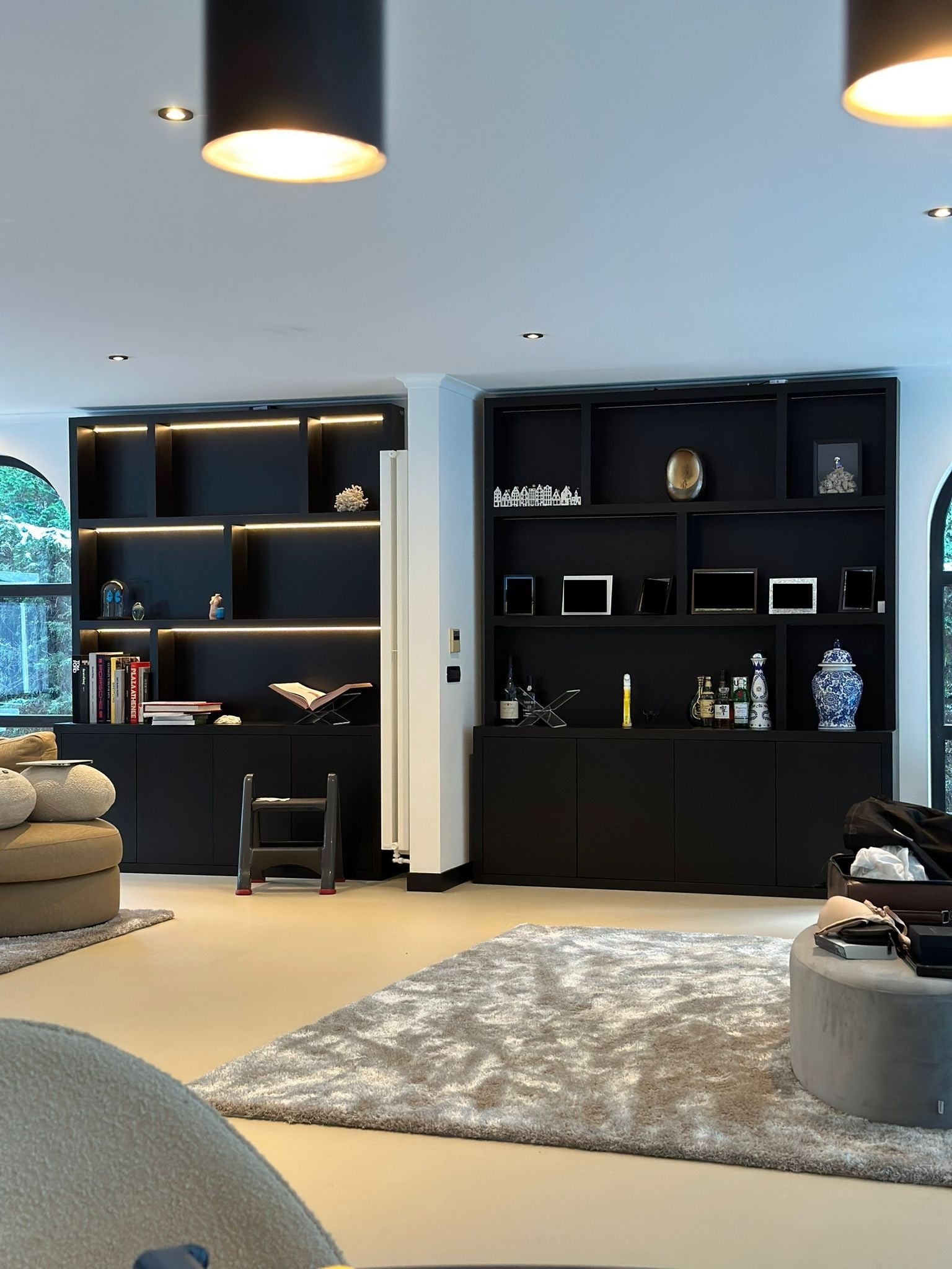 Fächerschrank Korsika - 200x20/40x240H cm - 5cm Fachbodenstärke - klares Design - Oberschrank weniger tief als Unterschrank - offene Fachböden - 4 grifflose Push-to-open-Türen