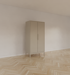 Kinderkleiderschrank Demak - 90x50x180H cm - auf Beinen - 2 Flügeltüren - rechte Tür 4 verstellbare Einlegeböden - linke Tür Hängeteil