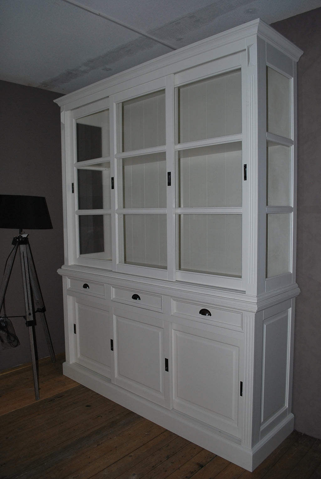 Buffetschrank South Hampton - 180x51x220H cm - 3 Schiebetüren - 3 Soft-Close-Schubladen - 3 geschlossene Schiebetüren - Glasseiten