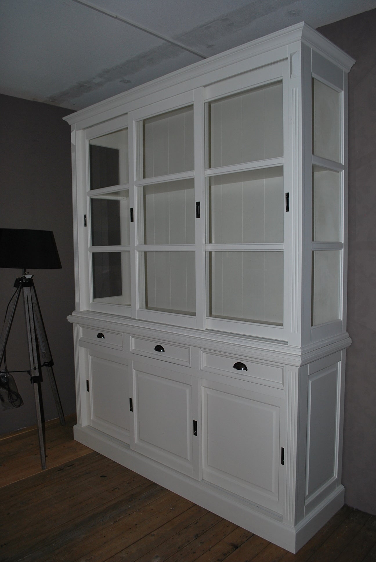 Buffetschrank South Hampton - 180x51x220H cm - 3 Schiebetüren - 3 Soft-Close-Schubladen - 3 geschlossene Schiebetüren - Glasseiten