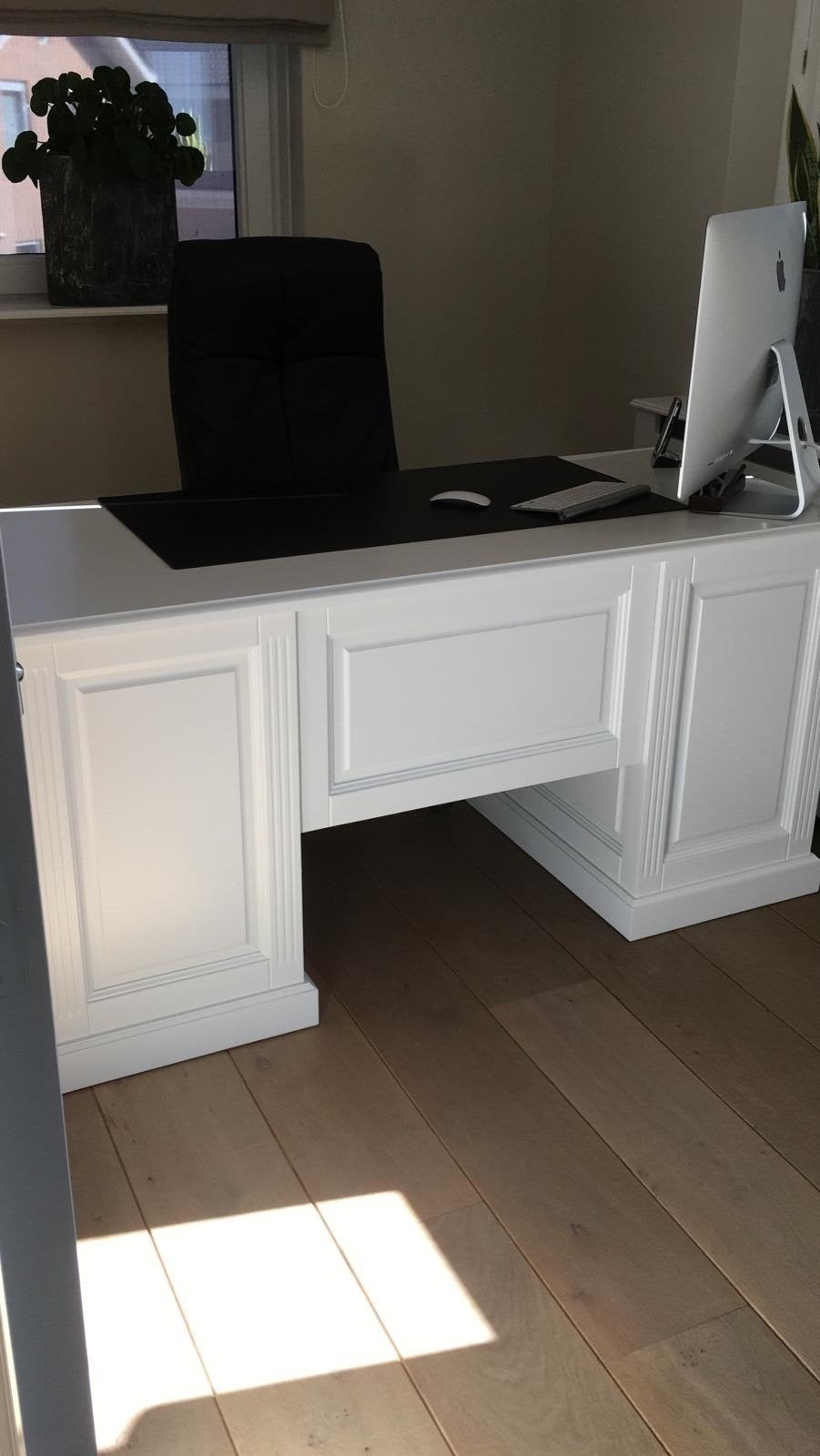 English Desk Philine - 160x70x79H cm - ausziehbare Tastaturplatte - 5 Soft-Close-Schubladen - 1 geschlossene Flügeltür - klassisch