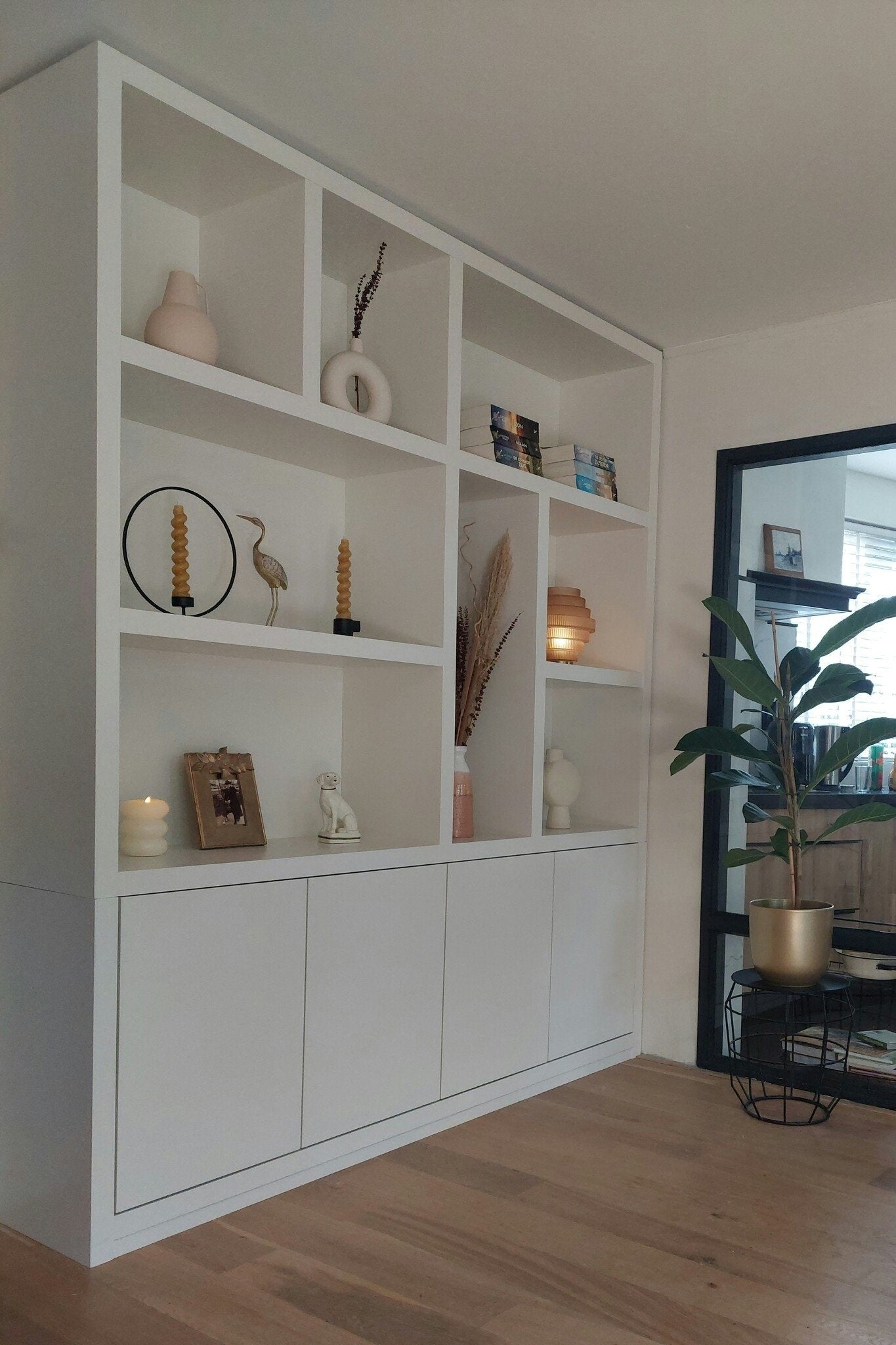 Regal Manhattan 04 - 200x40x240H cm - schlankes Design - 4 push-to-open Türen - offene Einlegeböden - grifflose Türen - 5cm Bodenstärke