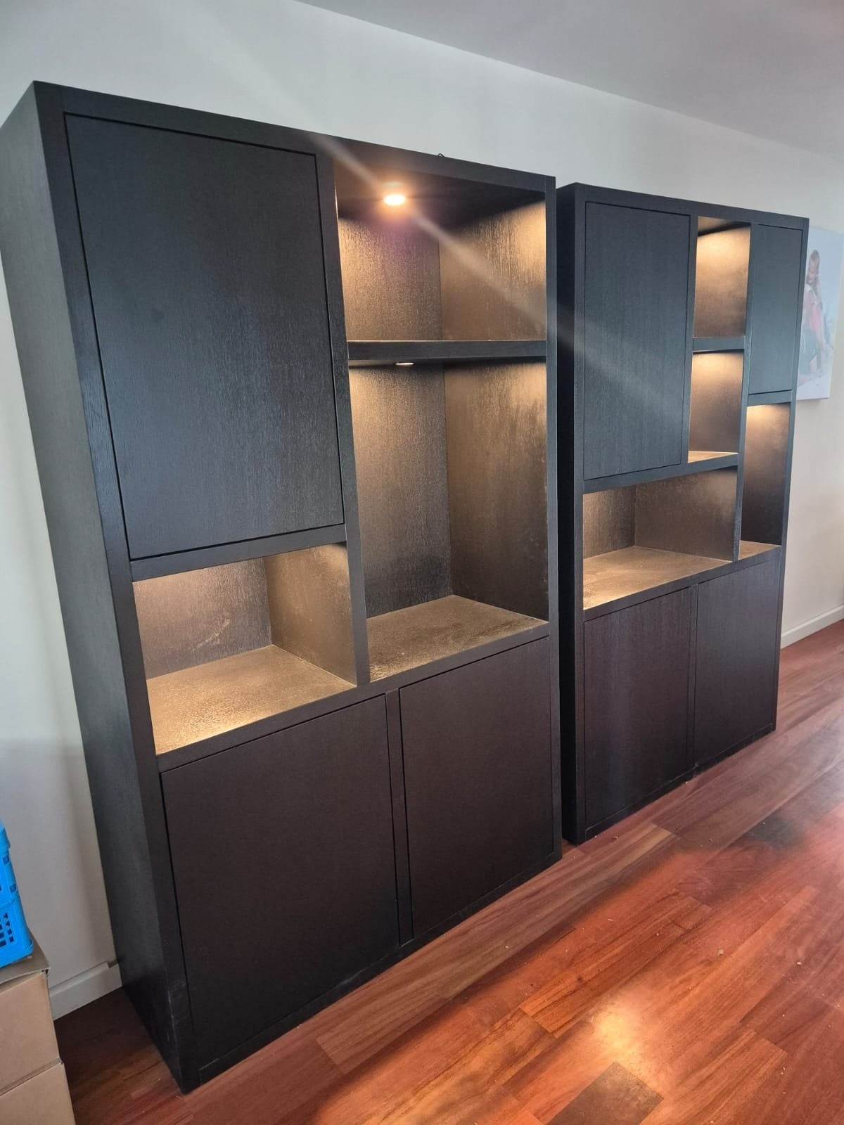 Fächerschrank faro 01 - 124x44x200H cm - geschlossene Türen im Oberschrank - push-to-open Türen - schlankes Design