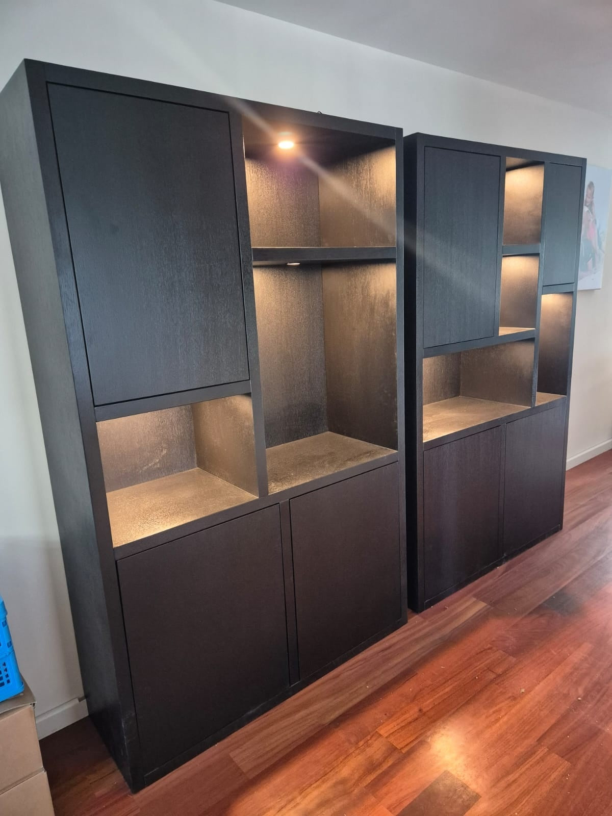 Faro 02 Fächerschrank - 124x44x200H cm - offene Einlegeböden - geschlossene Tür im Oberschrank - push to open Türen - Schublade hinter der Tür - schlankes Design