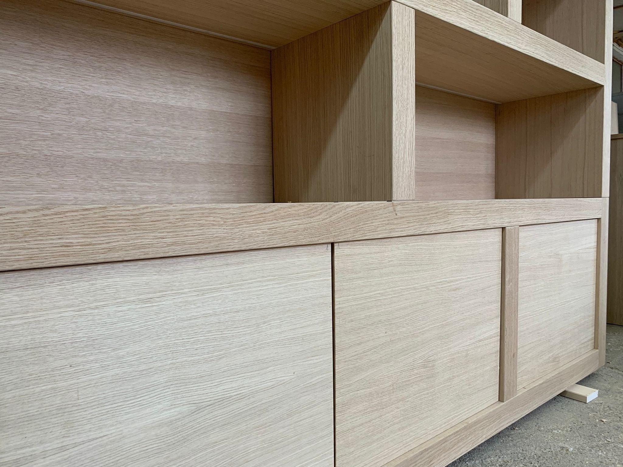 Kleiderschrank London 01 - 200x40x240H cm - Eiche - 3 geschlossene Türen - offene Fächer - schlankes Design