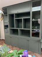 Fächerschrank / Schreibtisch Luxemburg - 400x50/70x250H cm - Fächerschrank mit eingebautem Schreibtisch - mit Glastüren - mit geschlossenen Klapptüren -