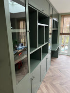 Fächerschrank / Schreibtisch Luxemburg - 400x50/70x250H cm - Fächerschrank mit eingebautem Schreibtisch - mit Glastüren - mit geschlossenen Klapptüren -