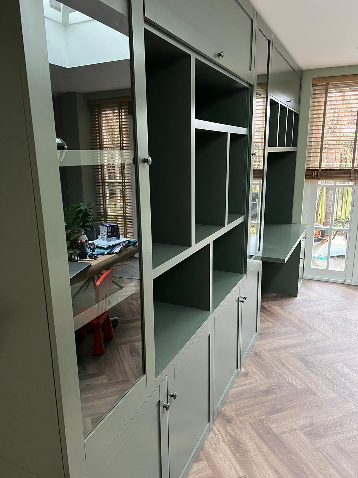 Fächerschrank / Schreibtisch Luxemburg - 400x50/70x250H cm - Fächerschrank mit eingebautem Schreibtisch - mit Glastüren - mit geschlossenen Klapptüren -