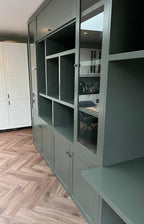 Fächerschrank / Schreibtisch Luxemburg - 400x50/70x250H cm - Fächerschrank mit eingebautem Schreibtisch - mit Glastüren - mit geschlossenen Klapptüren -