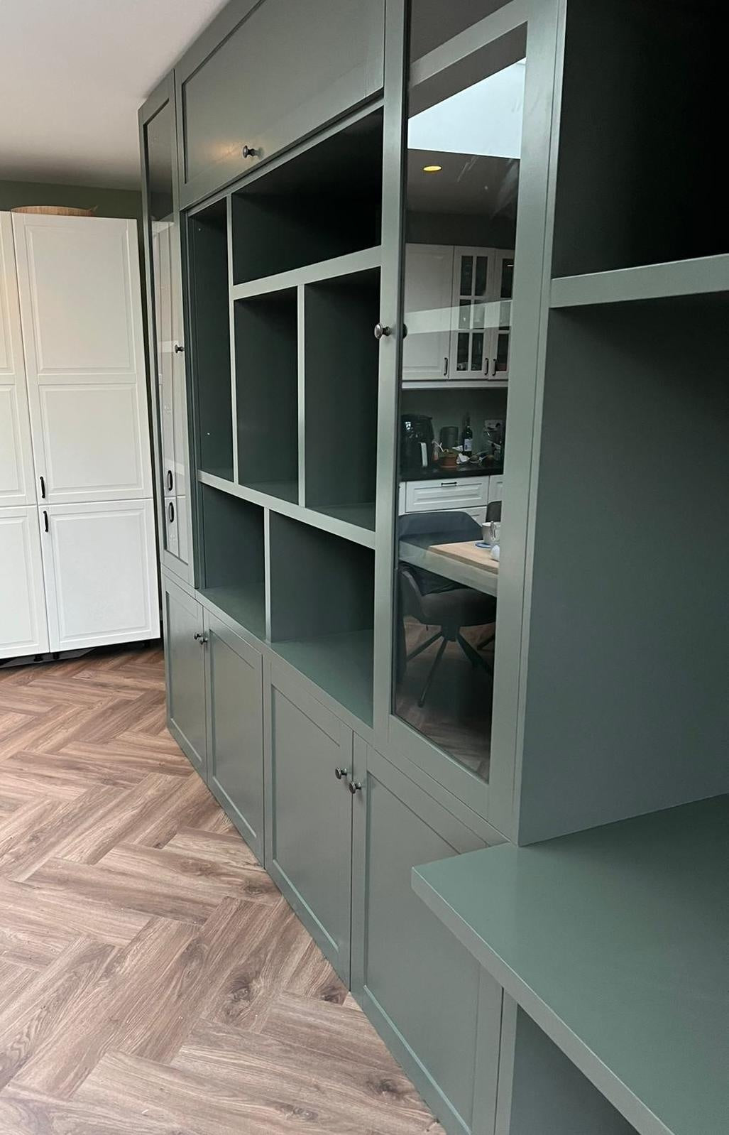 Fächerschrank / Schreibtisch Luxemburg - 400x50/70x250H cm - Fächerschrank mit eingebautem Schreibtisch - mit Glastüren - mit geschlossenen Klapptüren -