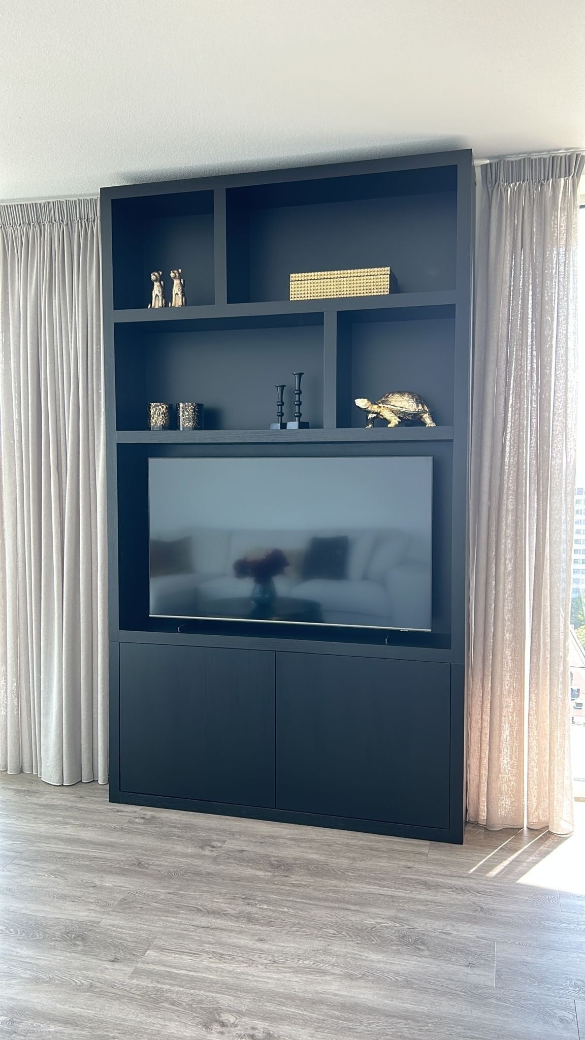 TV-Kleiderschrank Isla Bonita - 150x30x240H cm - Eiche - schlichtes Design - 2 grifflose Türen - TV-Fach - Cinewall - offene Einlegeböden - Eichenfurnier