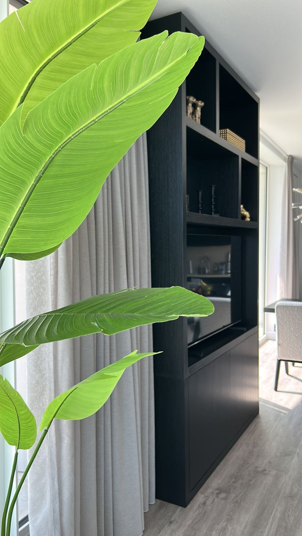 TV-Kleiderschrank Isla Bonita - 150x30x240H cm - Eiche - schlichtes Design - 2 grifflose Türen - TV-Fach - Cinewall - offene Einlegeböden - Eichenfurnier
