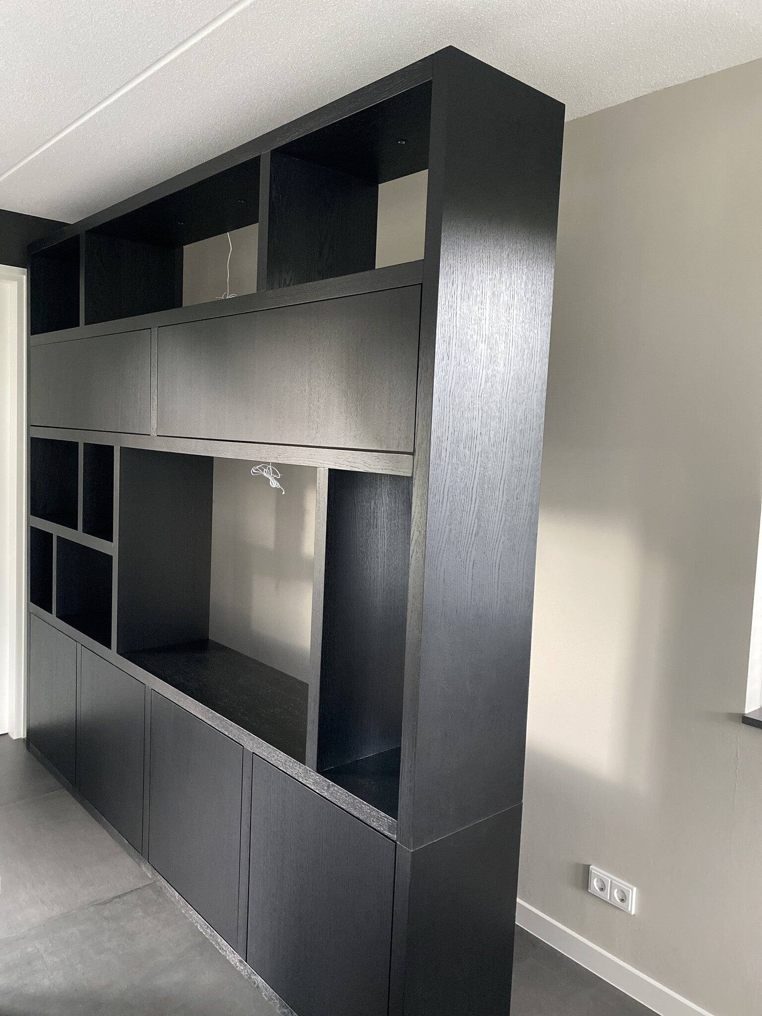 TV-Schrank Girona - 275x40x240H cm - offene Fächer im oberen Schrank und 2 Klapptüren - 4 grifflose Türen im unteren Schrank - Cinewall - TV-Fach