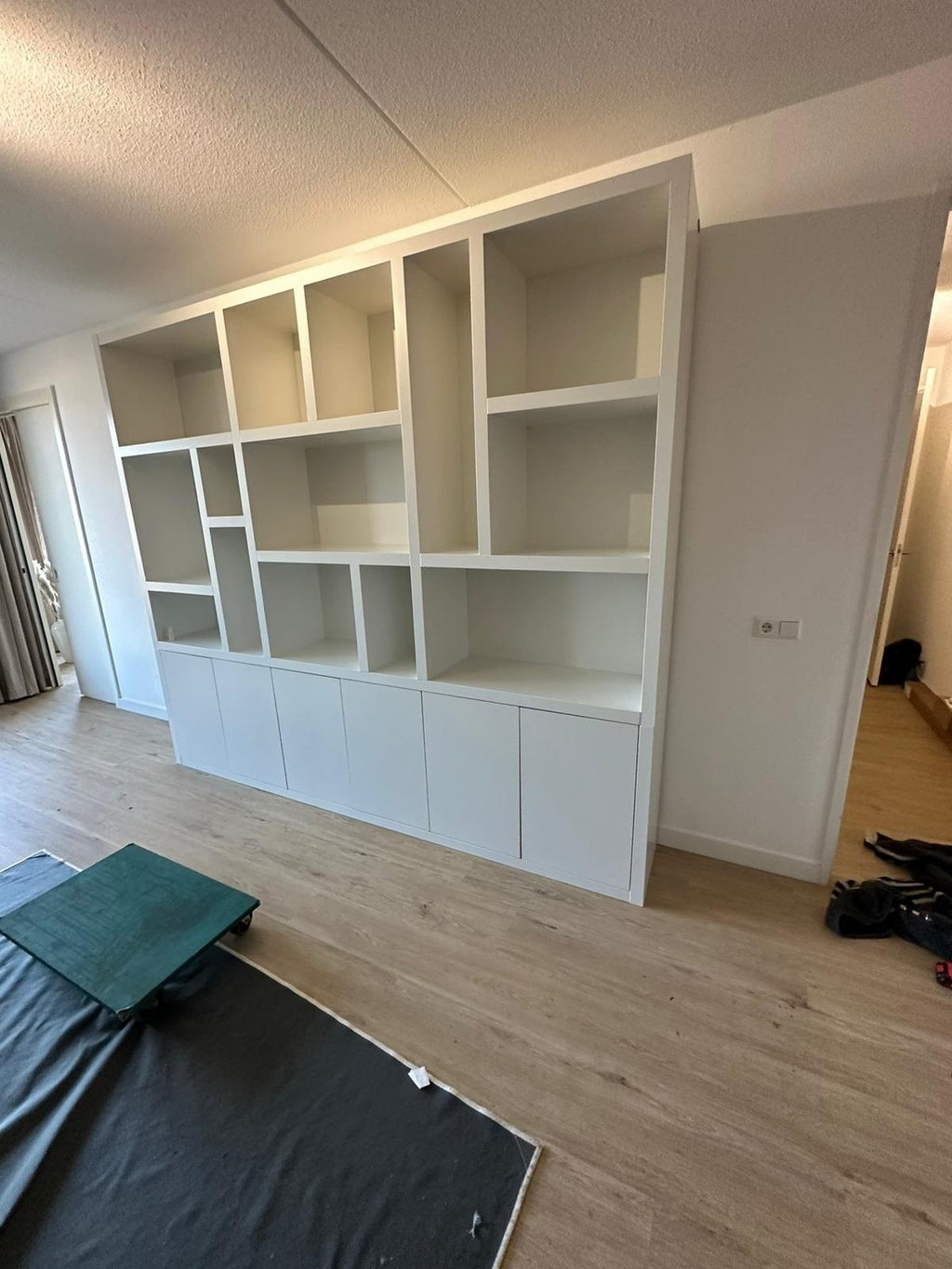 Madrid Regal - 280x40x240H cm - 5cm Fachbodenstärke - schlankes Design - 6 grifflose Push-to-Open-Türen - offene Regale