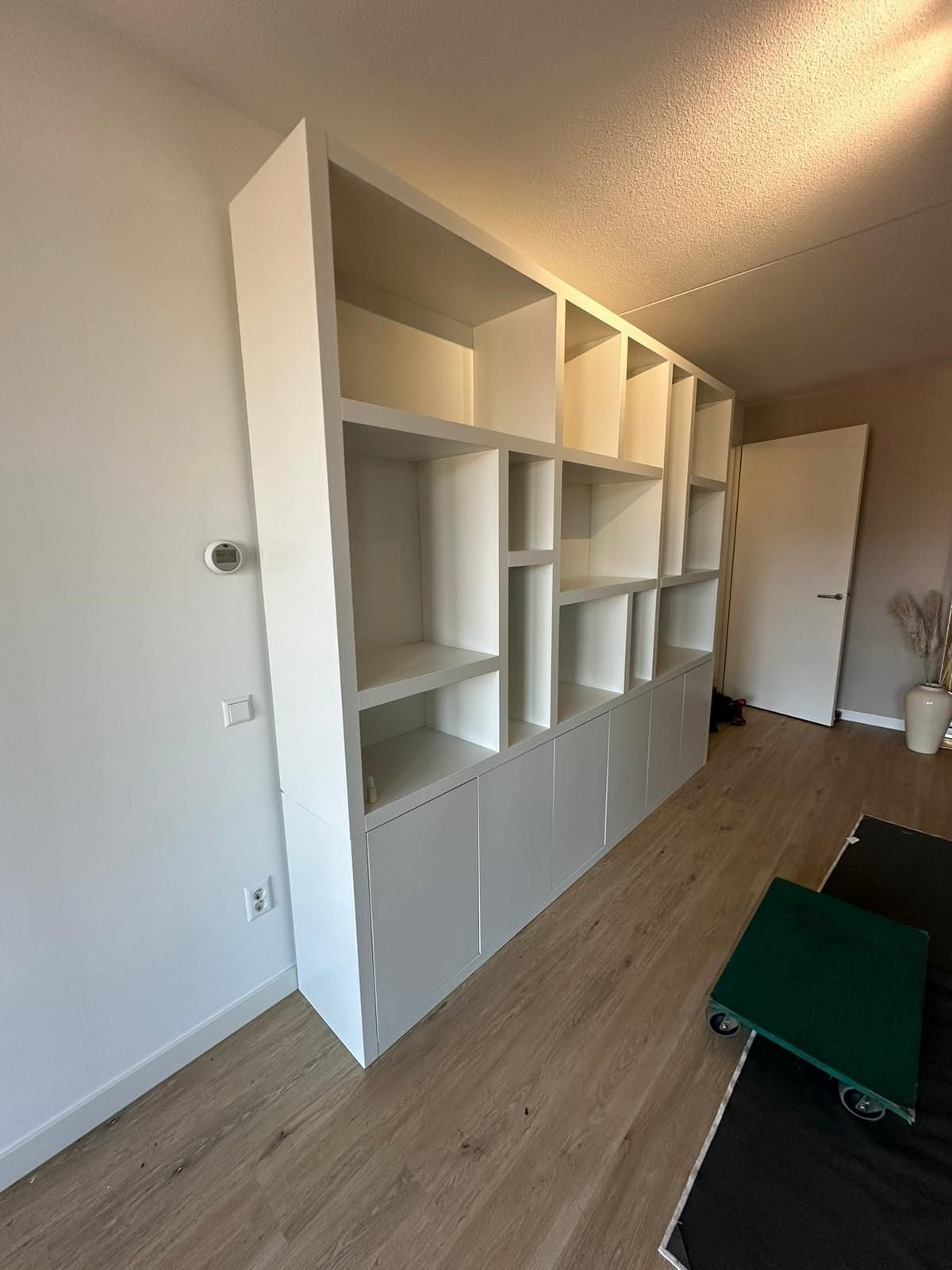 Madrid Regal - 280x40x240H cm - 5cm Fachbodenstärke - schlankes Design - 6 grifflose Push-to-Open-Türen - offene Regale