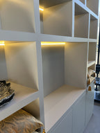 Manhattan 05 Fächerschrank - 220x40x240H cm - schlankes Design - 4 push-to-open Türen - offene Fächer - Cinewall - mit TV Kabelloch - grifflose Türen - 5cm Fachbodenstärke