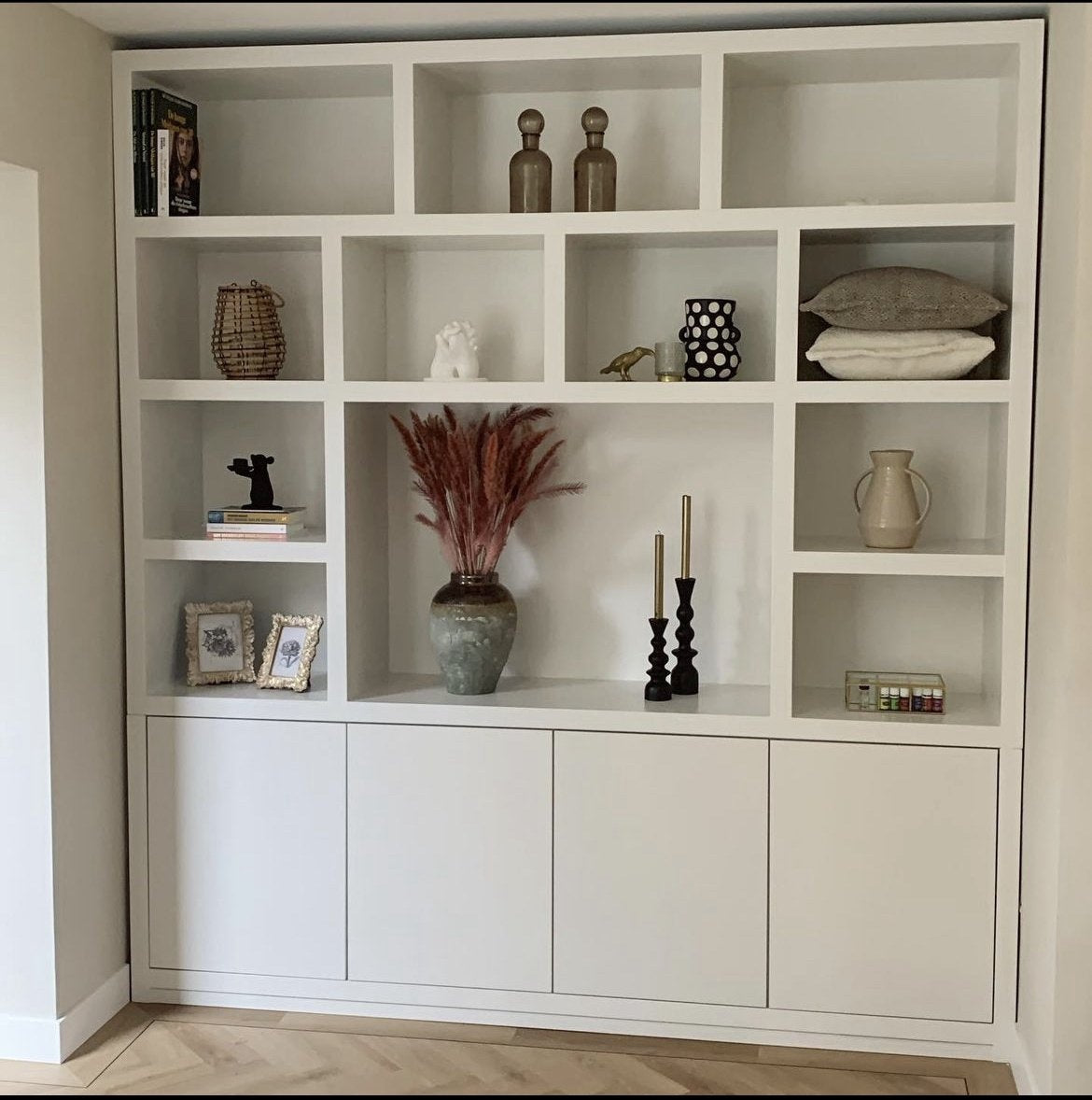 Manhattan 05 Fächerschrank - 220x40x240H cm - schlankes Design - 4 push-to-open Türen - offene Fächer - Cinewall - mit TV Kabelloch - grifflose Türen - 5cm Fachbodenstärke