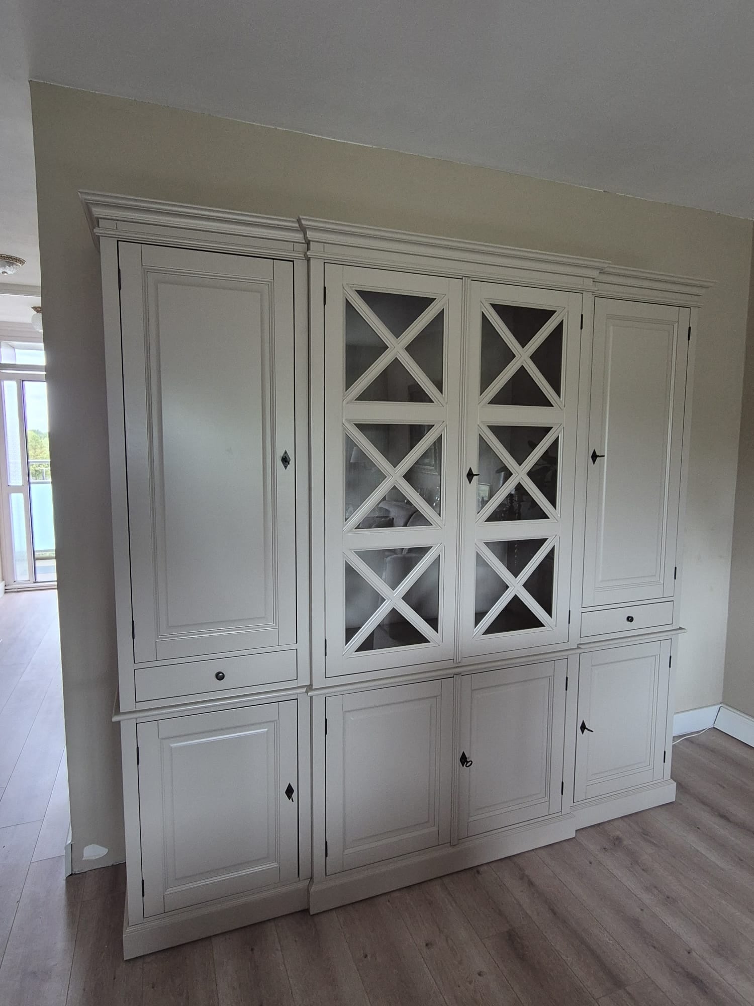 Buffetschrank San Marino - 220x50x215H cm - offene Fächer - 2 Vitrinentüren mit Kreuzen - 2 Soft-Close-Schubladen - 4 geschlossene Flügeltüren